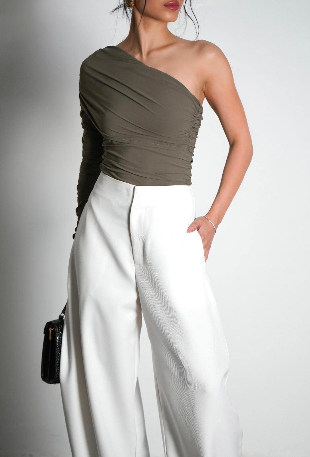 חולצת כתף אחת DRAPE (כיווצים)